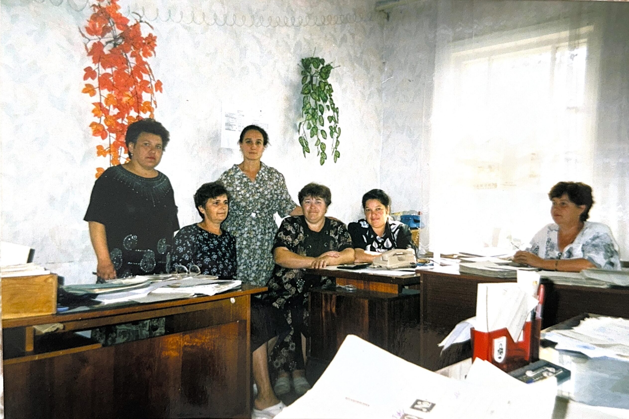 На работе в Комхозе. Бухгалтерский коллектив 2000 года